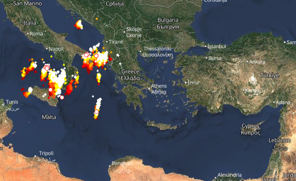 Καιρός 9-11: Ισχυροί πυρήνες καταιγίδων προ των πυλών – Live