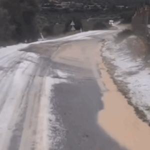 Καιρός 10-11: Σφοδρή χαλαζόπτωση στην Κορινθία – Το έστρωσε στα Δερβενάκια (vid)