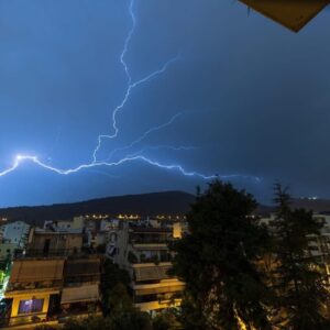 Καιρός: Νέα παρέμβαση Τσατραφύλλια για κεραυνό Cloud to Ground