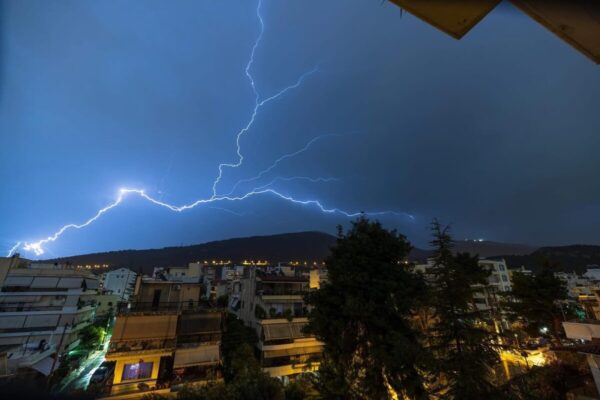 Καιρός: Νέα παρέμβαση Τσατραφύλλια για κεραυνό Cloud to Ground