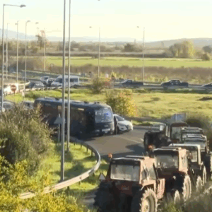 Αγρότες: Κλιμακώνουν τις κινητοποιήσεις, κλειστή η Ε.Ο. Αθηνών – Θεσσαλονίκης