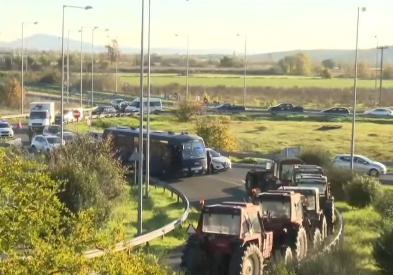 Αγρότες: Κλιμακώνουν τις κινητοποιήσεις, κλειστή η Ε.Ο. Αθηνών – Θεσσαλονίκης