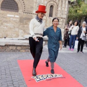 Ο Λάκης Γαβαλάς μετατρέπει την Ερμού σε πασαρέλα με το «Κόκκινο Χαλί» και το ταμπεραμέντο του