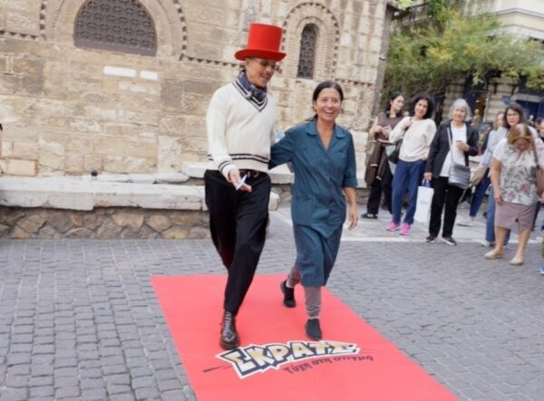 Ο Λάκης Γαβαλάς μετατρέπει την Ερμού σε πασαρέλα με το «Κόκκινο Χαλί» και το ταμπεραμέντο του