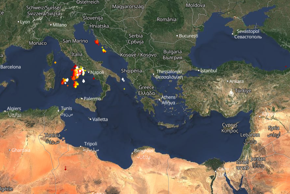 Κακοκαιρία Live: Πού σχηματίζονται πυρήνες καταιγίδων τώρα