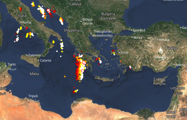 Καιρός 24-12: Λαίλαπα καταιγίδων Live – Πού εκδηλώνονται τώρα