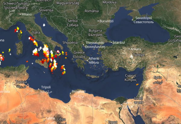 Καιρός 23-12: Πλησιάζει! Πού εκδηλώνονται τώρα καταιγίδες – Live