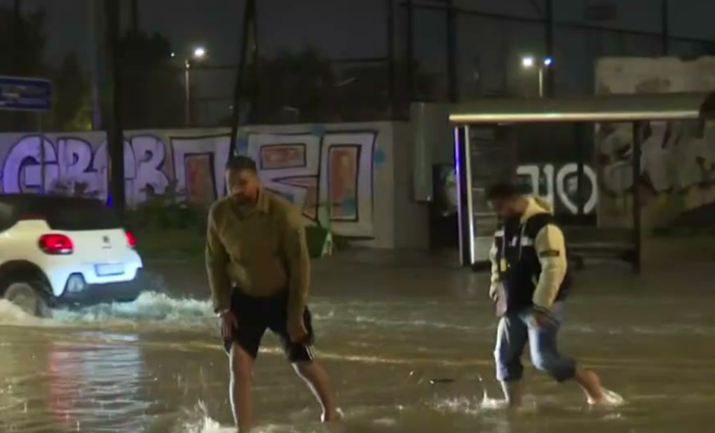 Κακοκαιρία Byron: Σφυροκοπά την ανατολική Ελλάδα, πολλά τα προβλήματα (vid)