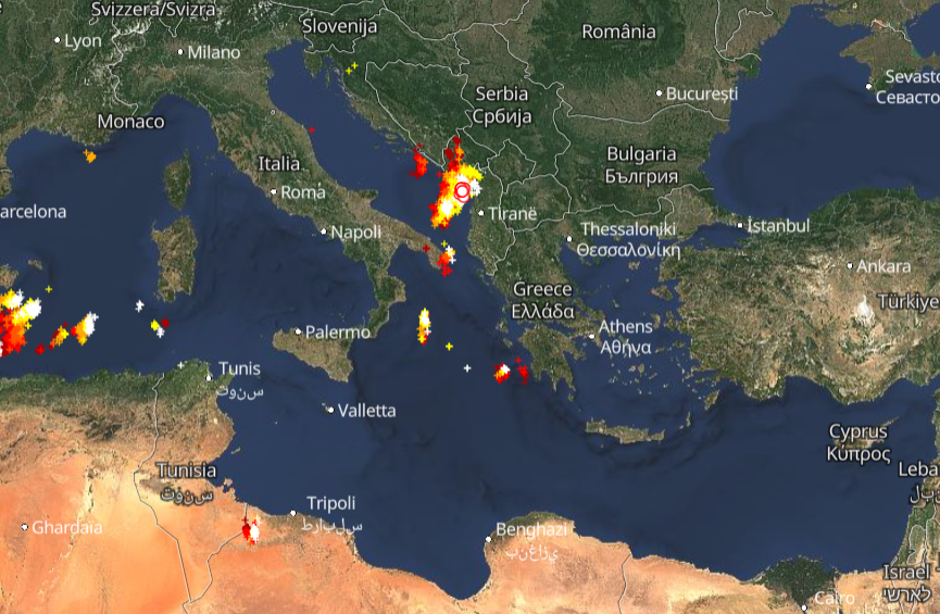 Καιρός 3-12: Πού εκδηλώνονται καταιγίδες τώρα - Live