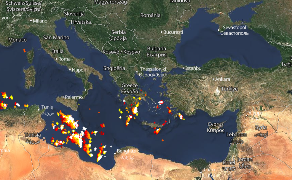 Καιρός 4-12: Σχηματίστηκε το χαμηλό στον κόλπο της Σύρτης - Καταιγίδες Live