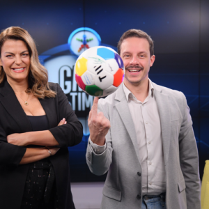 Ο Δημήτρης Μακαλιάς σκίζει το σενάριο και μετατρέπει το GAME TIME σε stand-up show