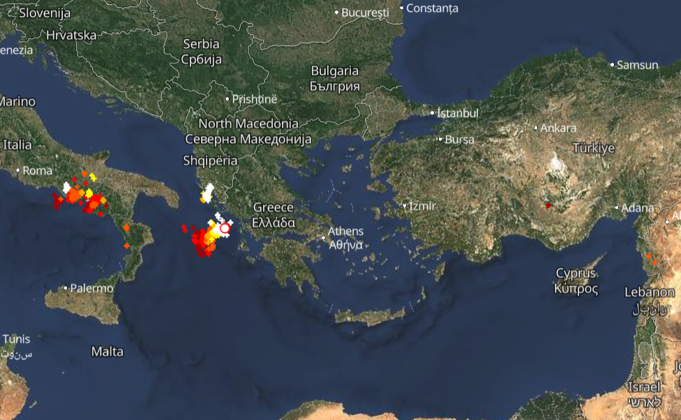 Καιρός 28-1: Ξεκίνησε! Πού εκδηλώνονται τώρα καταιγίδες και κεραυνοί – Live