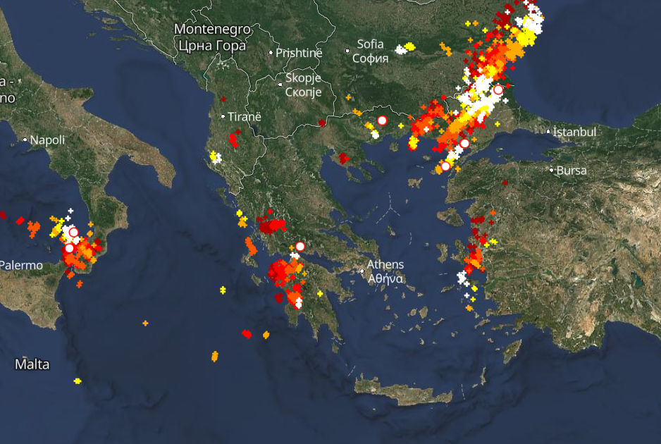 Καιρός 8-1: Ισχυρές καταιγίδες τώρα σε εξέλιξη – Πού εκδηλώνονται Live