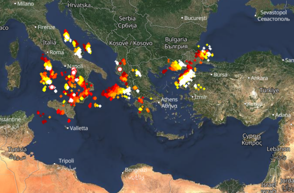 Καιρός 10-1: Διάσπαρτοι πυρήνες καταιγίδων – Πού εκδηλώνονται Live
