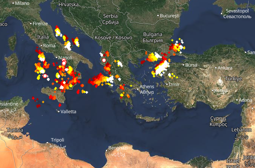 Καιρός 10-1: Διάσπαρτοι πυρήνες καταιγίδων – Πού εκδηλώνονται Live