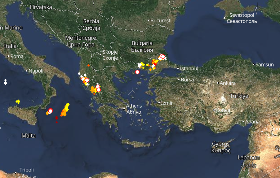 Καιρός 7-1: Πού εκδηλώνονται τώρα καταιγίδες και κεραυνοπτώσεις – Live