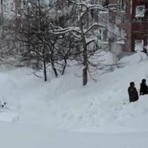 Καμτσάτκα σε κατάσταση «χιονοκόλασης»: Μέτρα χιονιού, θαμμένα κτίρια και αυτοκίνητα (Vid)