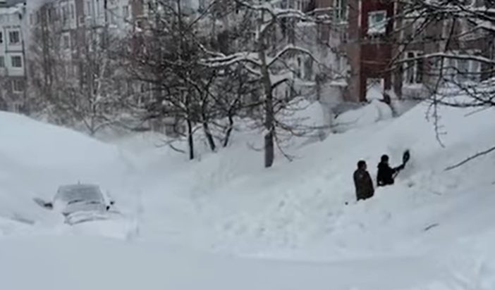 Καμτσάτκα σε κατάσταση «χιονοκόλασης»: Μέτρα χιονιού, θαμμένα κτίρια και αυτοκίνητα (Vid)