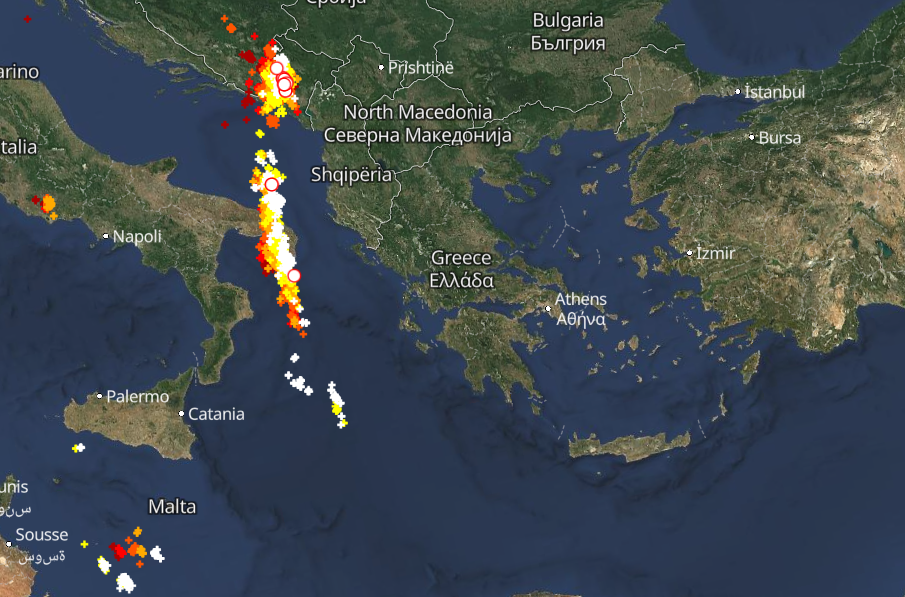 Καιρός 25-1: Καταιγίδες προ των πυλών – Πού εκδηλώνονται τώρα – Live