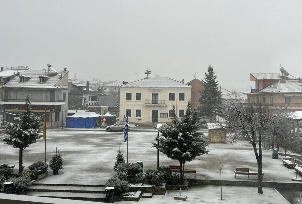 Πού χιονίζει; Ξεκίνησε να… ασπρίζει το Νευροκόπι (photos)