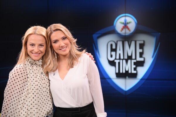 Η Έλενα Παπαβασιλείου βάζει γκολ στο ΟΠΑΠ Game Time με κλειστά μάτια