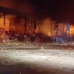 Τρίκαλα: Μεγάλη φωτιά στο εργοστάσιο της Βιολάντα, 5 αγνοούμενοι, 8 τραυματίες