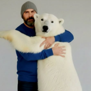 Καιρός: Απολαυστικός Χατζηγρίβας, πήρε αγκαλιά την πολική αρκούδα…