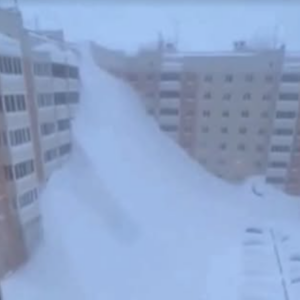 Καμτσάτκα: Η πόλη χάθηκε κάτω από μέτρα χιονιού – οι δρόμοι έγιναν πίστες σκι (vid)