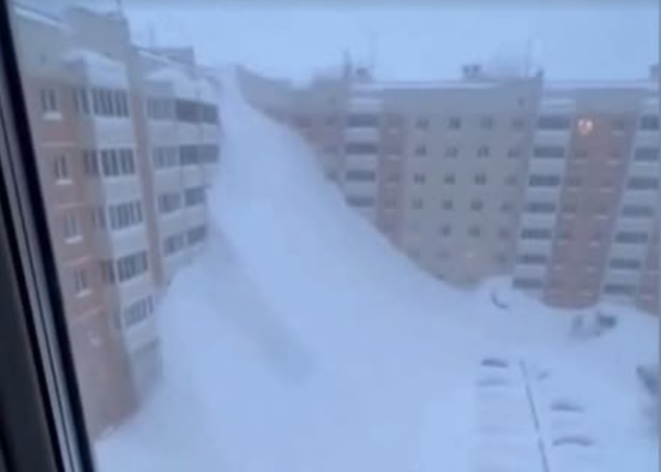 Καμτσάτκα: Η πόλη χάθηκε κάτω από μέτρα χιονιού – οι δρόμοι έγιναν πίστες σκι (vid)