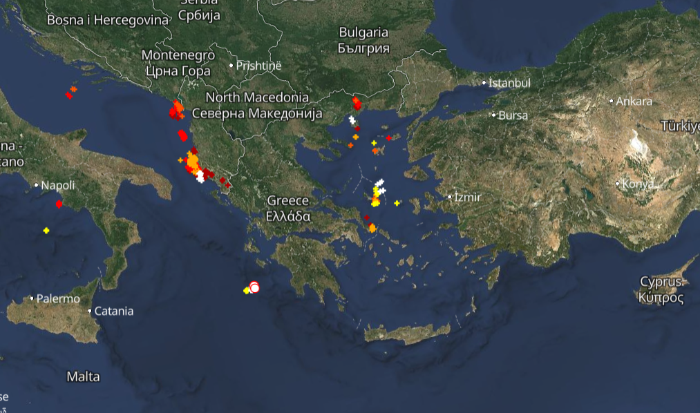 Καιρός 5-2: Πού εκδηλώνονται τώρα καταιγίδες – Live