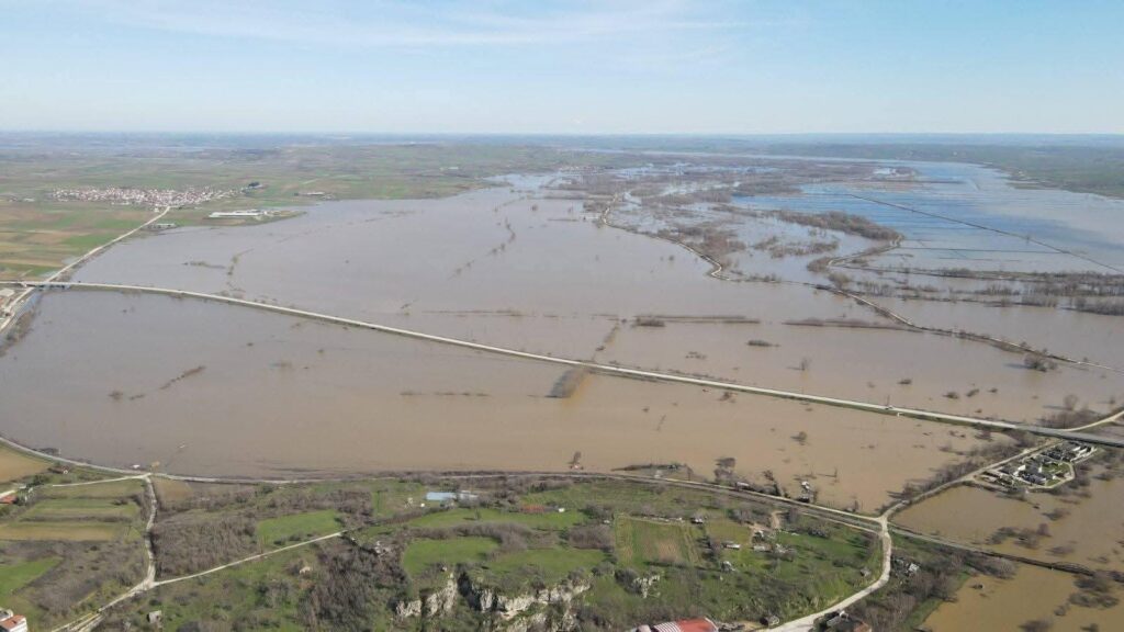Πλημμύρες στον Έβρο: Έσπασε κύριο ανάχωμα και στο Αμόριο – Σε κρίσιμη κατάσταση ο κάμπος