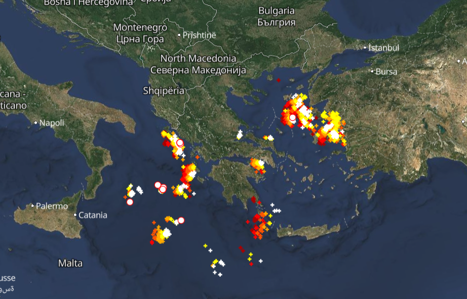 Καιρός 9-2: Διάσπαρτοι πυρήνες καταιγίδων – Πού εκδηλώνονται τώρα – Live