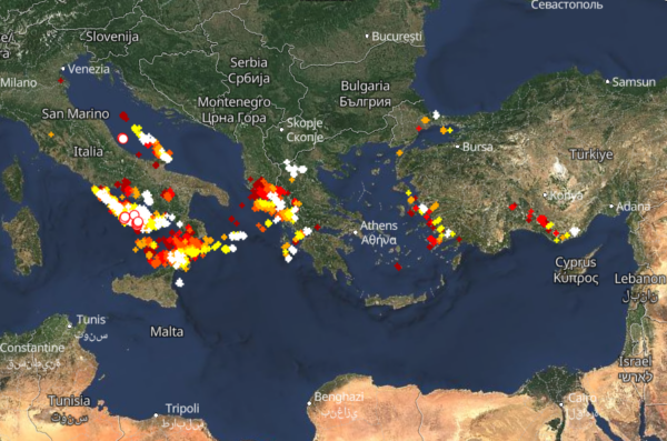 Καιρός 17-2: Κακοκαιρία σε εξέλιξη – Πού εκδηλώνονται τώρα καταιγίδες – Live