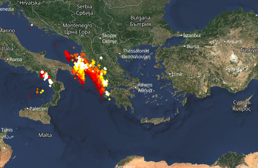 Καιρός 4-2: Ξεκίνησε! Ισχυρές καταιγίδες σε εξέλιξη – Πού εκδηλώνονται Live