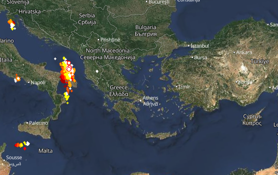 Καιρός 14-2: Πλησιάζει! Πού εκδηλώνονται τώρα καταιγίδες – Live