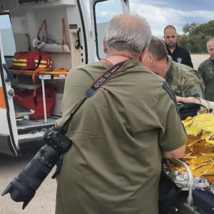 Σοκ στον Άραξο: Κατέρρευσε σκάλα με δημοσιογράφους – Τρεις τραυματίες