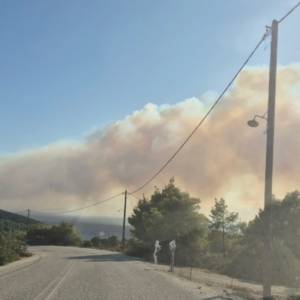 Φωτιά στη Σκύρο: Εκκένωση του Αγίου Φωκά – Μεγάλη μάχη με τις φλόγες και θυελλώδεις ανέμους