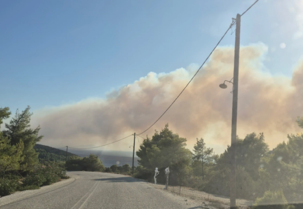 Φωτιά στη Σκύρο: Εκκένωση του Αγίου Φωκά – Μεγάλη μάχη με τις φλόγες και θυελλώδεις ανέμους