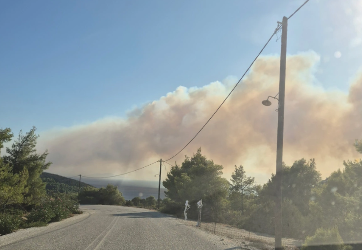 Φωτιά στη Σκύρο: Εκκένωση του Αγίου Φωκά – Μεγάλη μάχη με τις φλόγες και θυελλώδεις ανέμους
