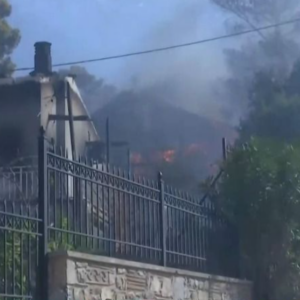 Φωτιά τώρα: Δραματικές ώρες στο Πόρτο Γερμενό – Κάηκαν σπίτια – Μάχη με τις φλόγες