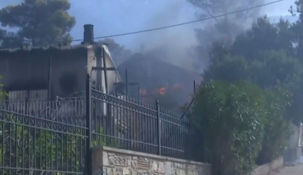 Φωτιά τώρα: Δραματικές ώρες στο Πόρτο Γερμενό – Κάηκαν σπίτια – Μάχη με τις φλόγες