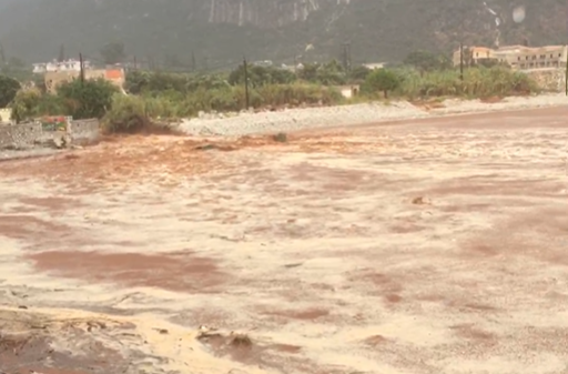 Καταιγίδα στη Μάνη: Δρόμοι μετατράπηκαν σε χειμάρρους – Νερά μπήκαν σε σπίτια και καταλύματα