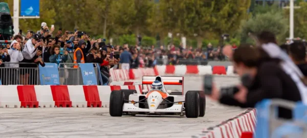 Τα πιο δυνατά καρέ του showrun με τη McLaren MCL60 και τη McLaren MP4/6 του Ayrton Senna