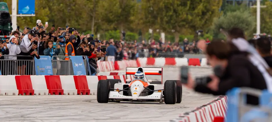 Τα πιο δυνατά καρέ του showrun με τη McLaren MCL60 και τη McLaren MP4/6 του Ayrton Senna