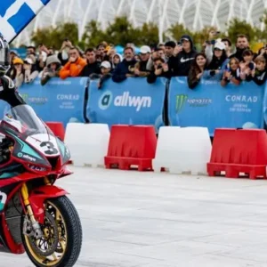 Βασίλης Παντελεάκης rocks! Ο πρωταθλητής των δύο τροχών στο Allwyn | McLaren Racing LIVE IN ATHENS (photos)